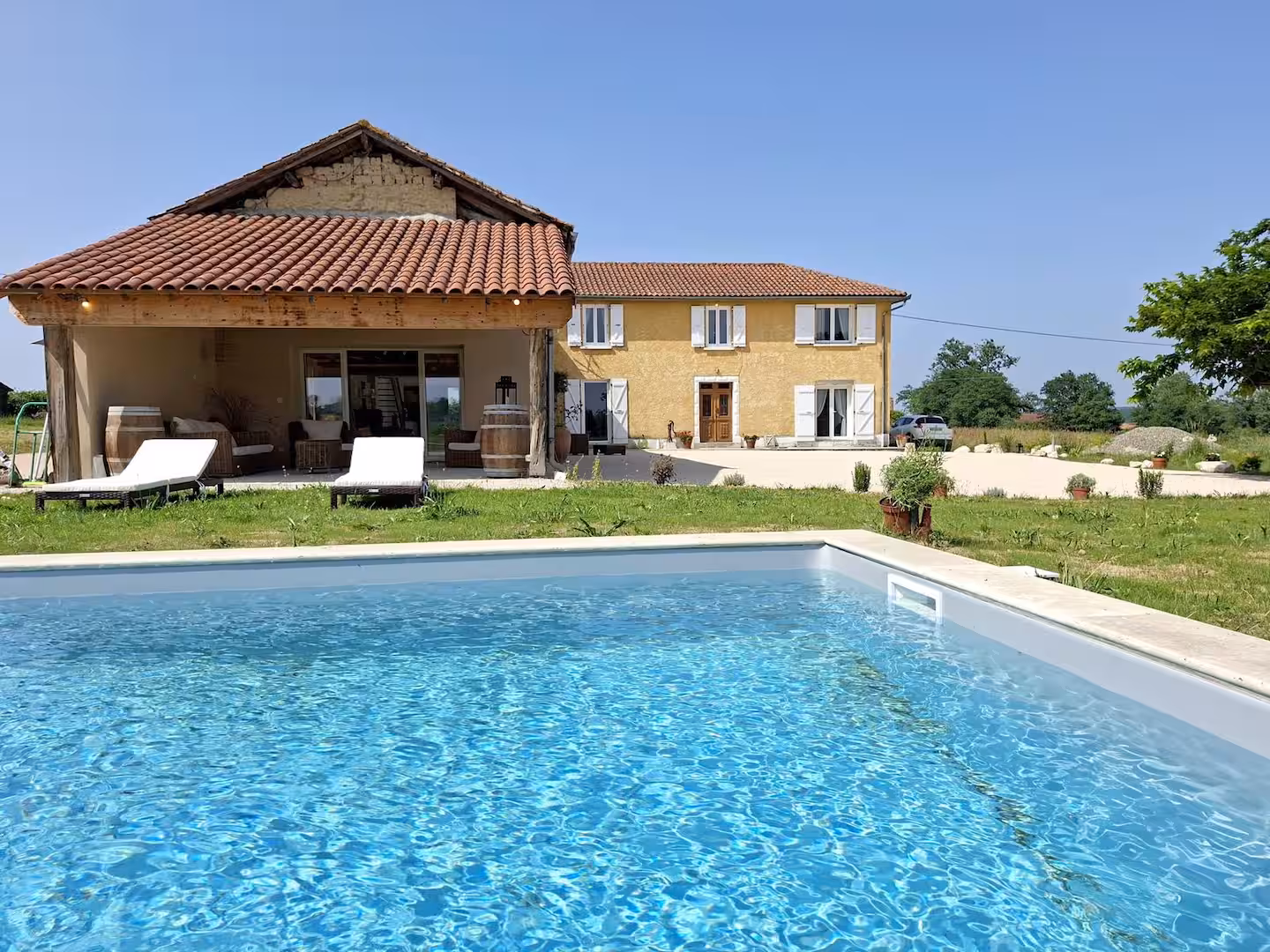 La piscine du domaine À Majesté à Barcugnan